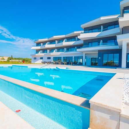 Hotel Delfin Lanterna Tar-Vabriga Bagian luar foto