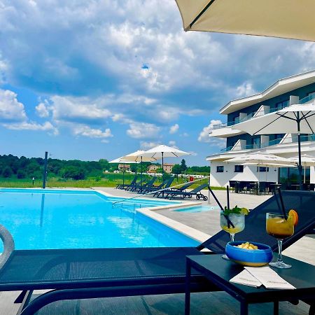 Hotel Delfin Lanterna Tar-Vabriga Bagian luar foto