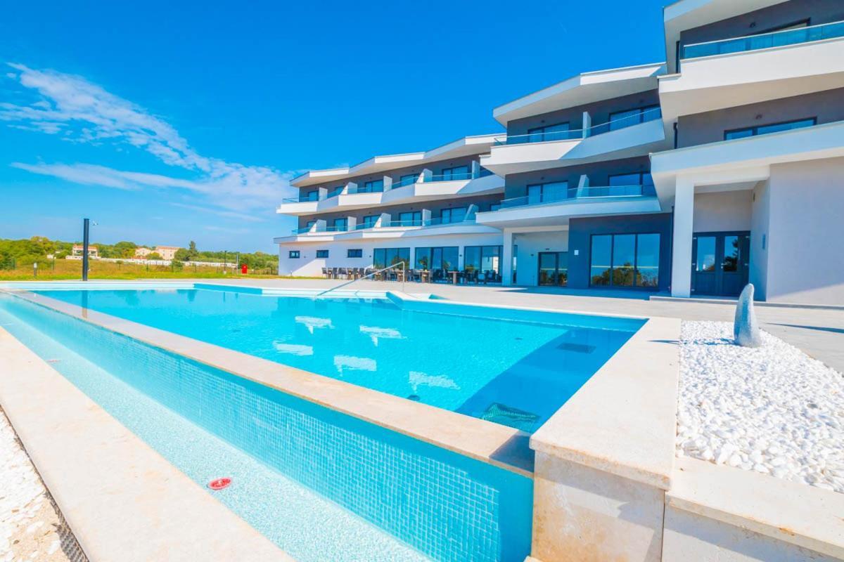 Hotel Delfin Lanterna Tar-Vabriga Bagian luar foto