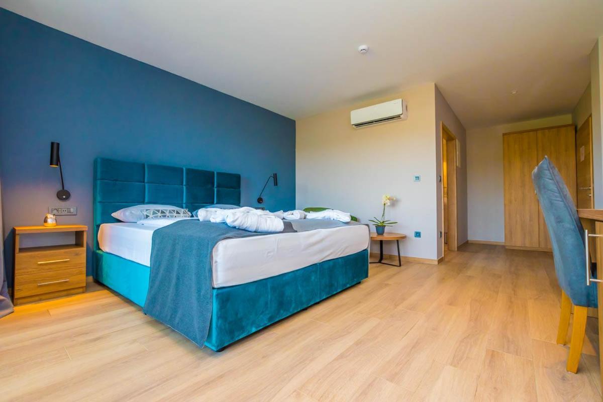 Hotel Delfin Lanterna Tar-Vabriga Bagian luar foto