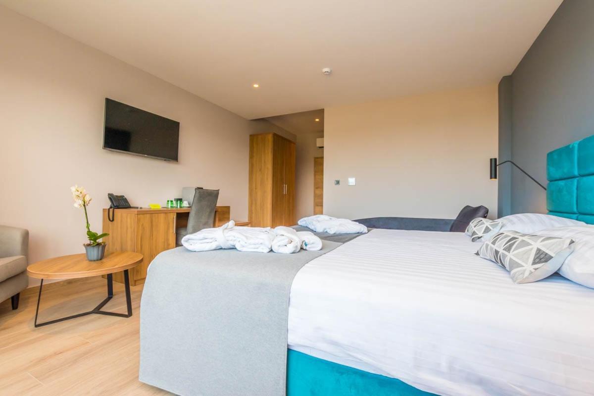 Hotel Delfin Lanterna Tar-Vabriga Bagian luar foto