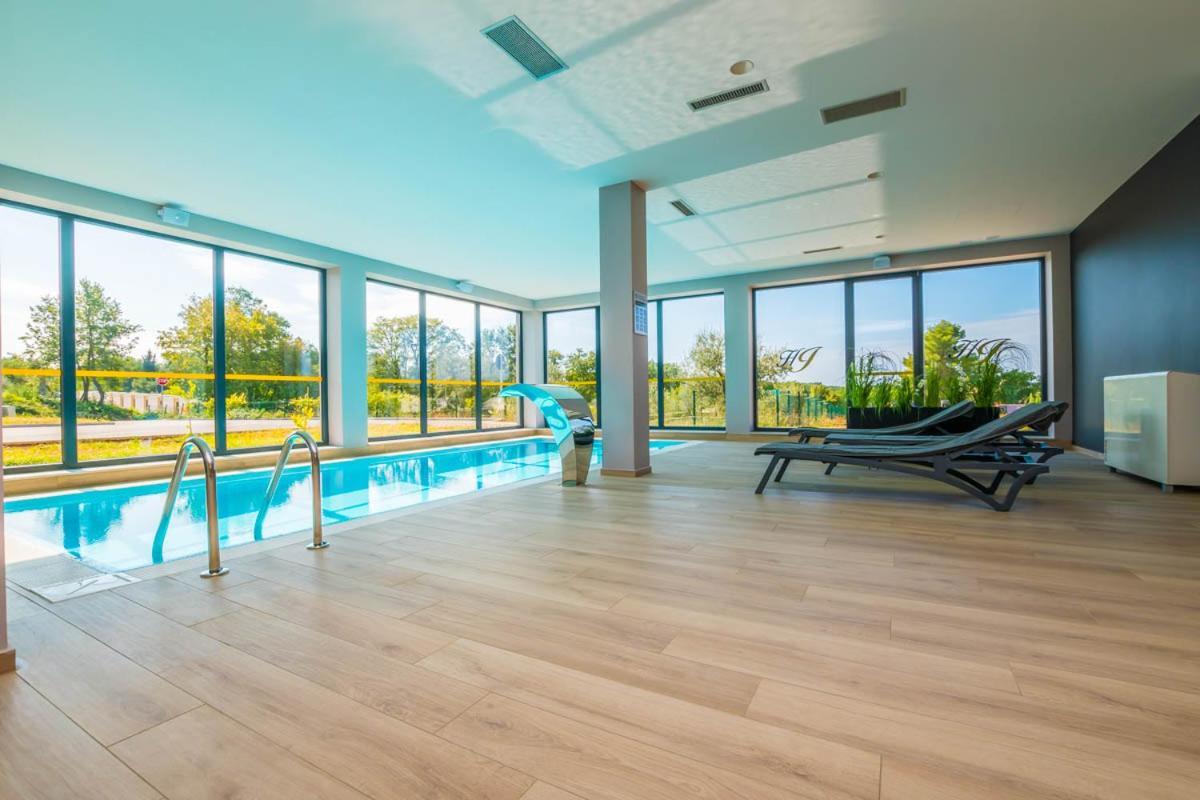 Hotel Delfin Lanterna Tar-Vabriga Bagian luar foto