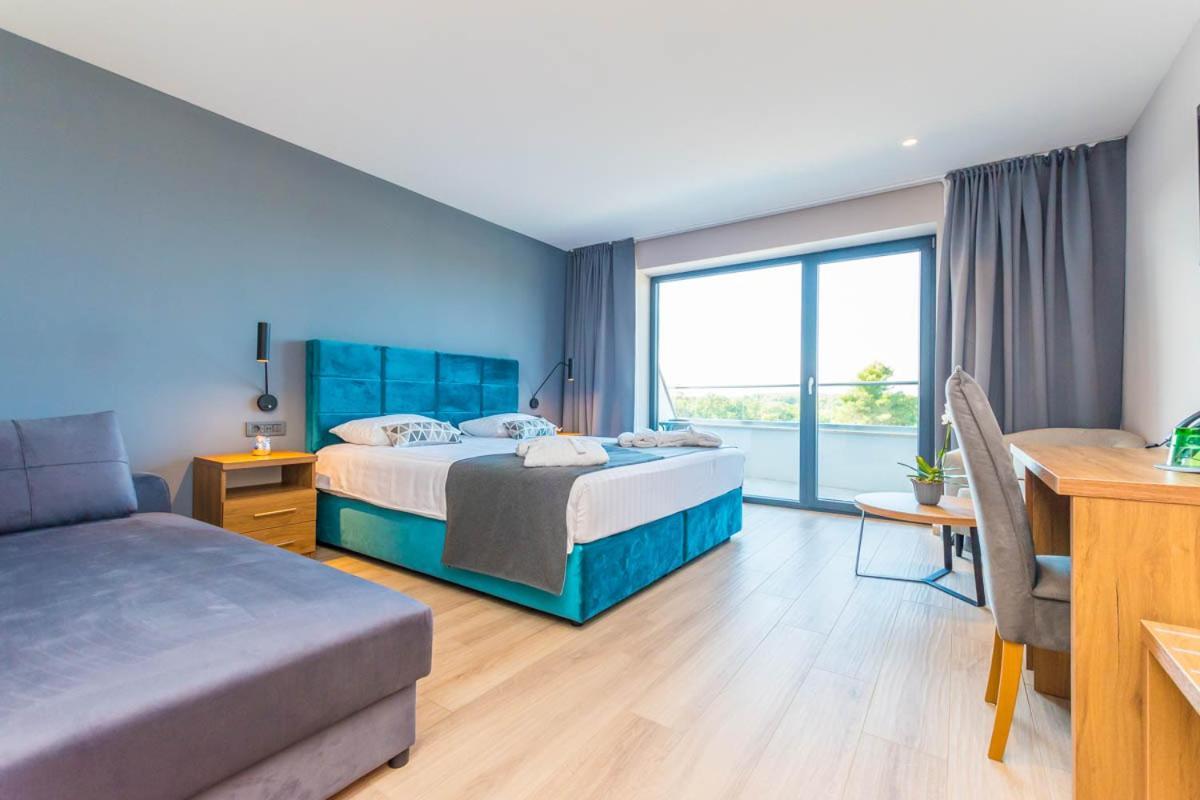 Hotel Delfin Lanterna Tar-Vabriga Bagian luar foto