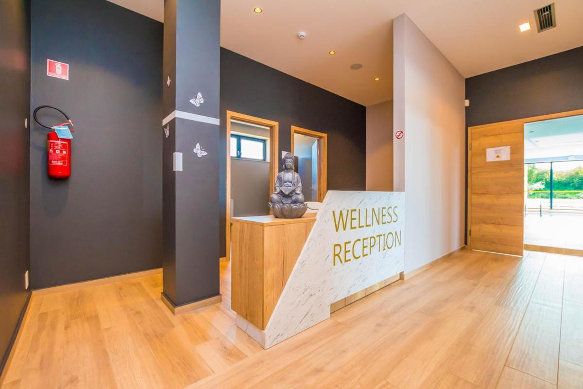 Hotel Delfin Lanterna Tar-Vabriga Bagian luar foto