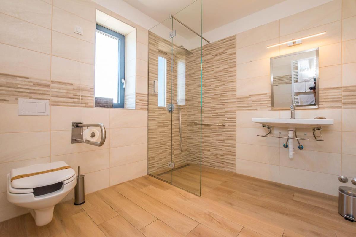 Hotel Delfin Lanterna Tar-Vabriga Bagian luar foto