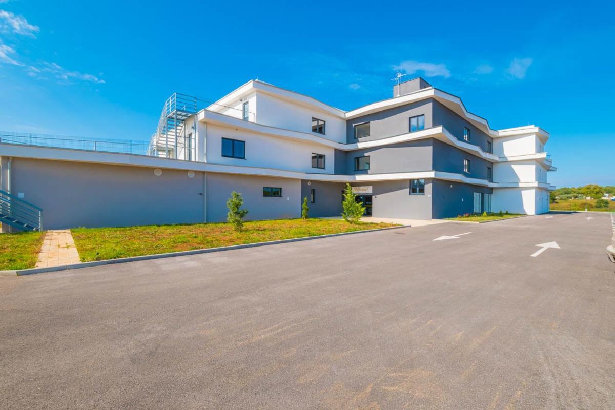 Hotel Delfin Lanterna Tar-Vabriga Bagian luar foto