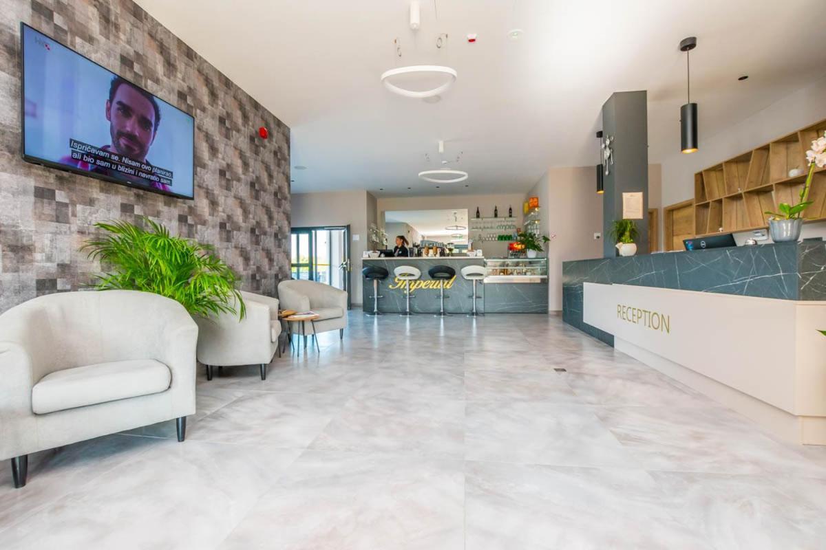 Hotel Delfin Lanterna Tar-Vabriga Bagian luar foto