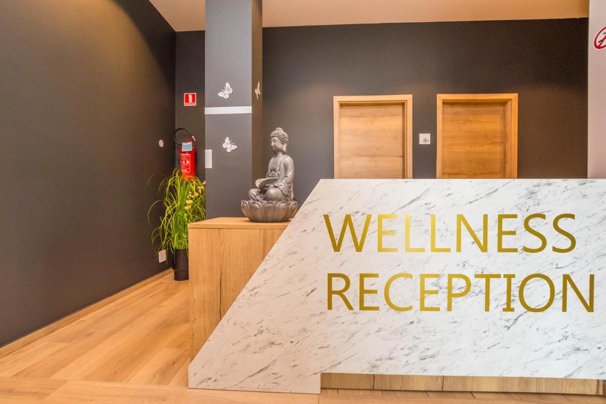 Hotel Delfin Lanterna Tar-Vabriga Bagian luar foto