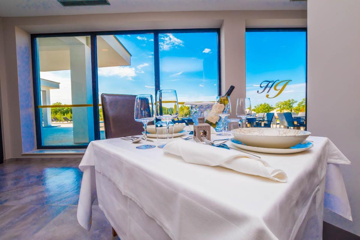Hotel Delfin Lanterna Tar-Vabriga Bagian luar foto