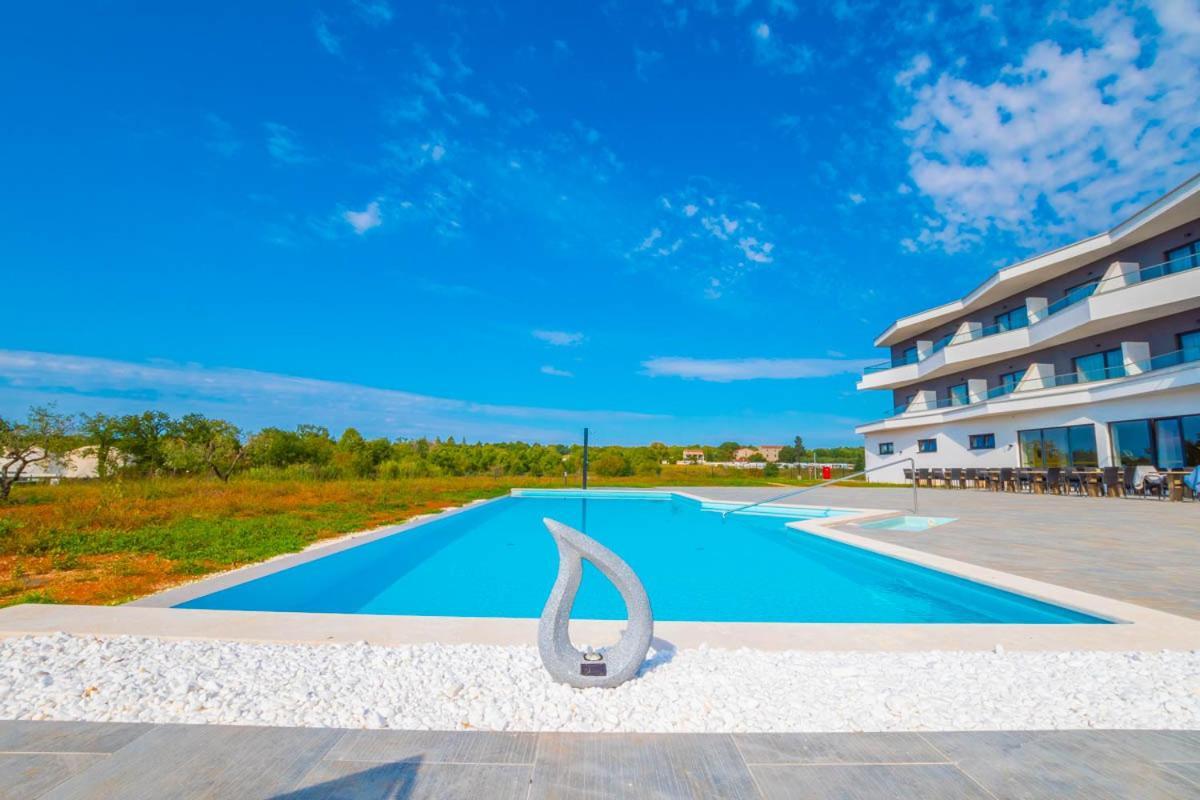 Hotel Delfin Lanterna Tar-Vabriga Bagian luar foto