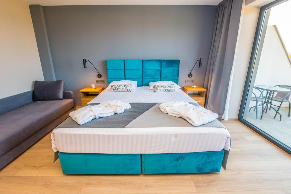 Hotel Delfin Lanterna Tar-Vabriga Bagian luar foto