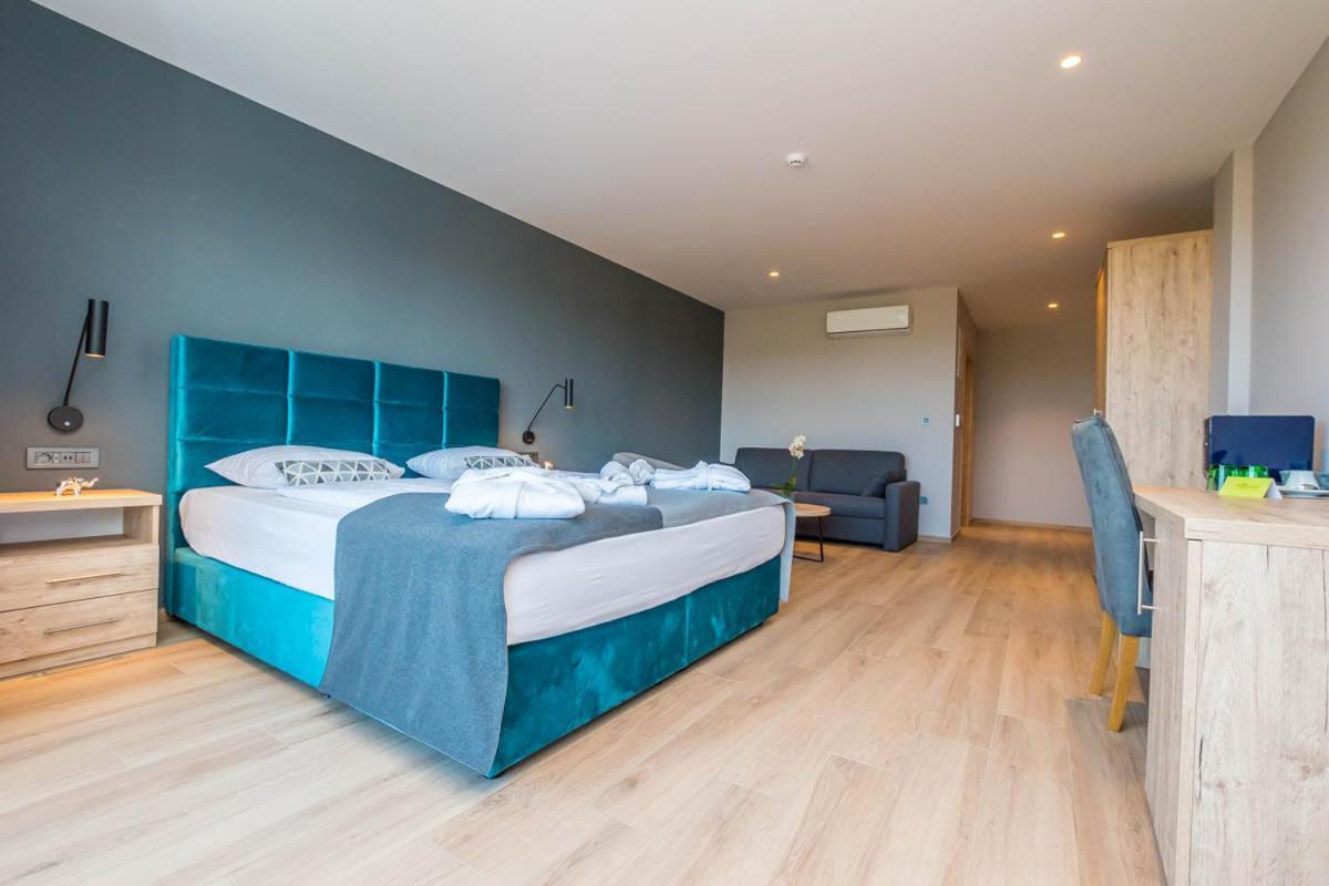 Hotel Delfin Lanterna Tar-Vabriga Bagian luar foto