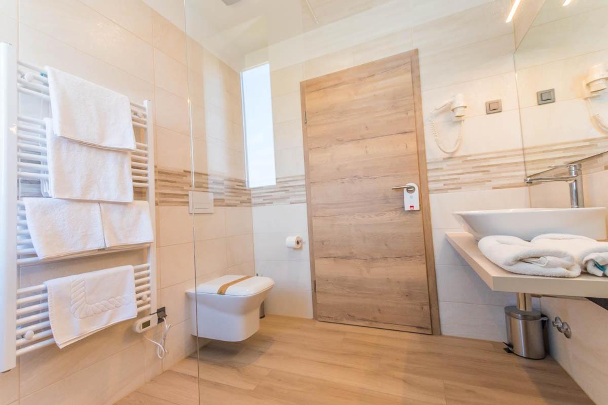 Hotel Delfin Lanterna Tar-Vabriga Bagian luar foto