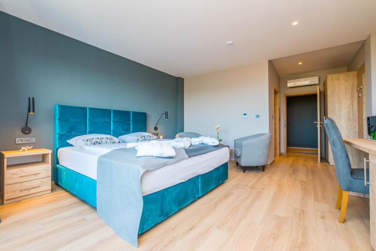 Hotel Delfin Lanterna Tar-Vabriga Bagian luar foto