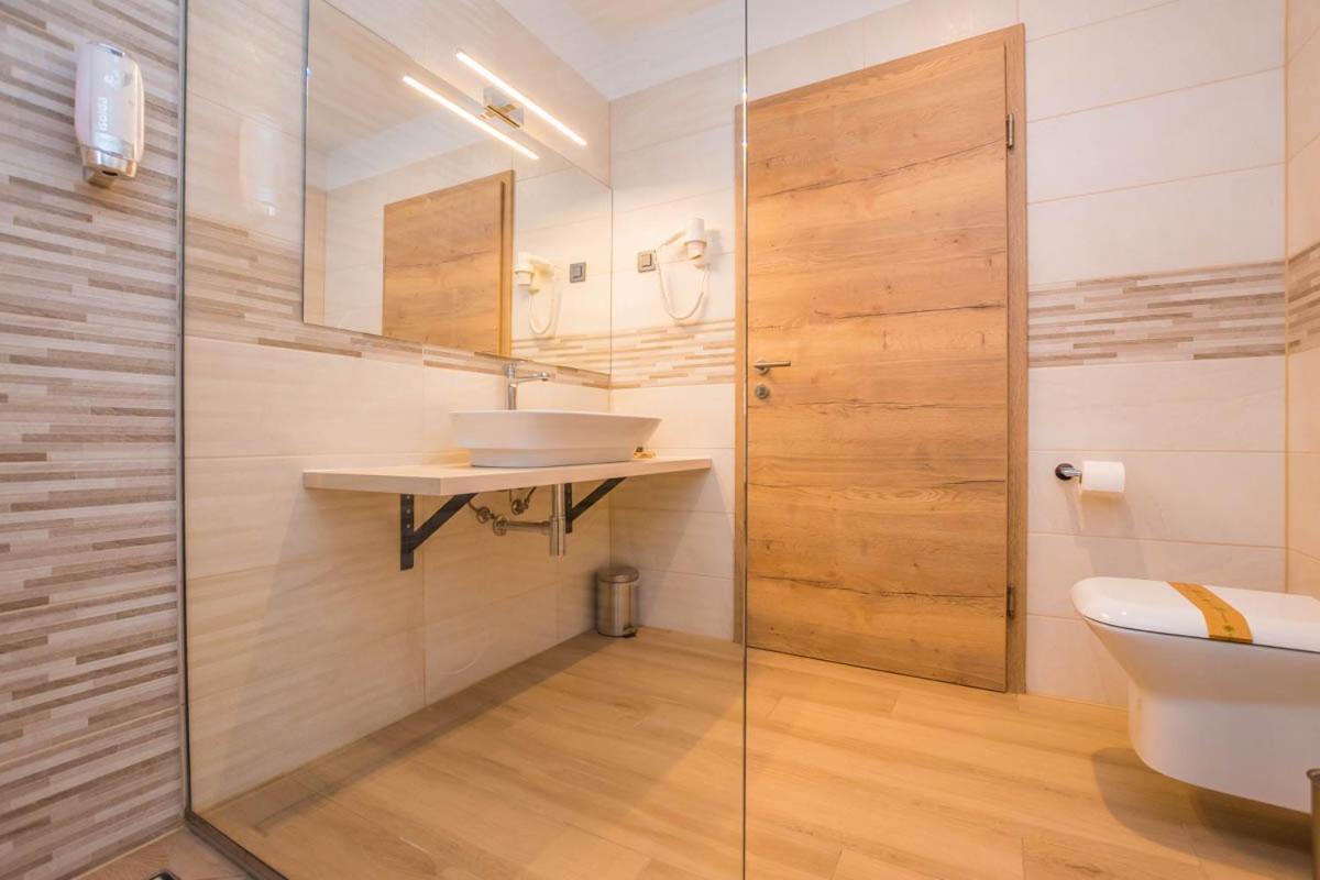 Hotel Delfin Lanterna Tar-Vabriga Bagian luar foto