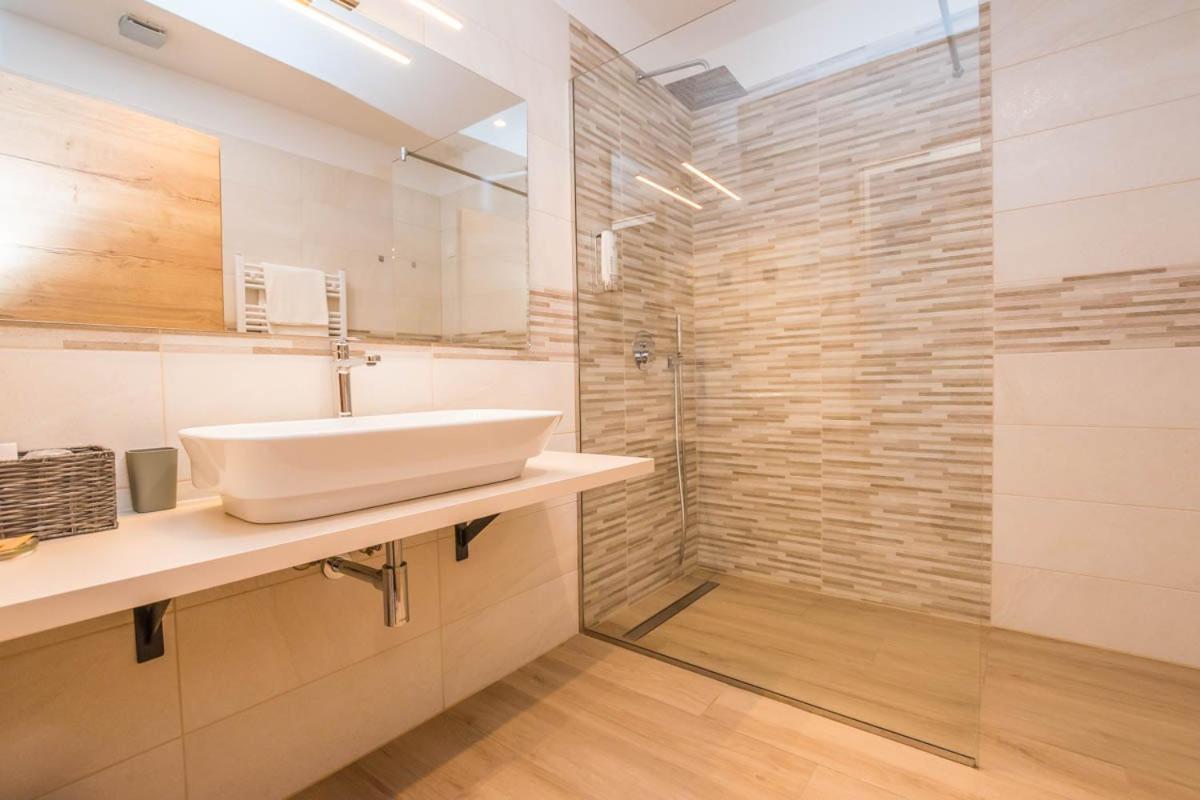 Hotel Delfin Lanterna Tar-Vabriga Bagian luar foto