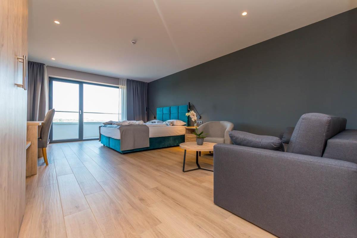 Hotel Delfin Lanterna Tar-Vabriga Bagian luar foto