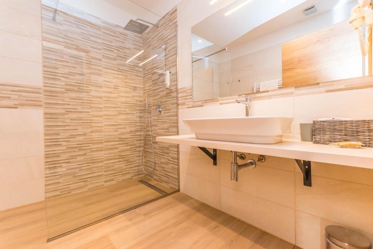 Hotel Delfin Lanterna Tar-Vabriga Bagian luar foto