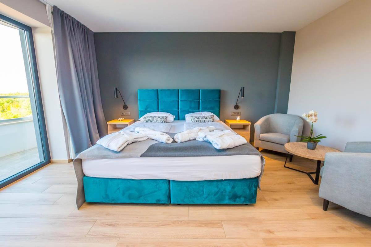 Hotel Delfin Lanterna Tar-Vabriga Bagian luar foto