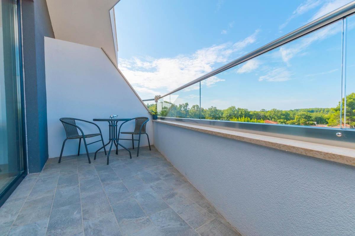 Hotel Delfin Lanterna Tar-Vabriga Bagian luar foto