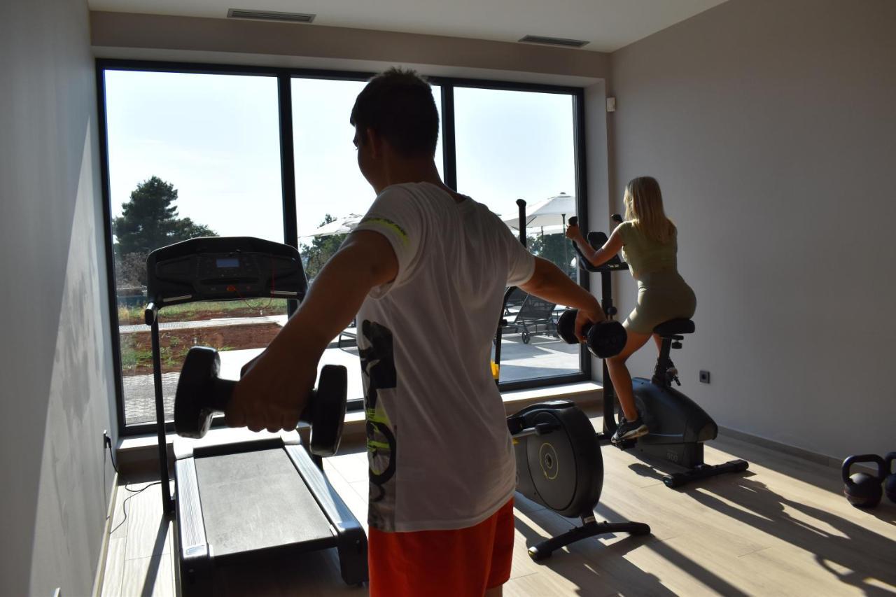 Hotel Delfin Lanterna Tar-Vabriga Bagian luar foto