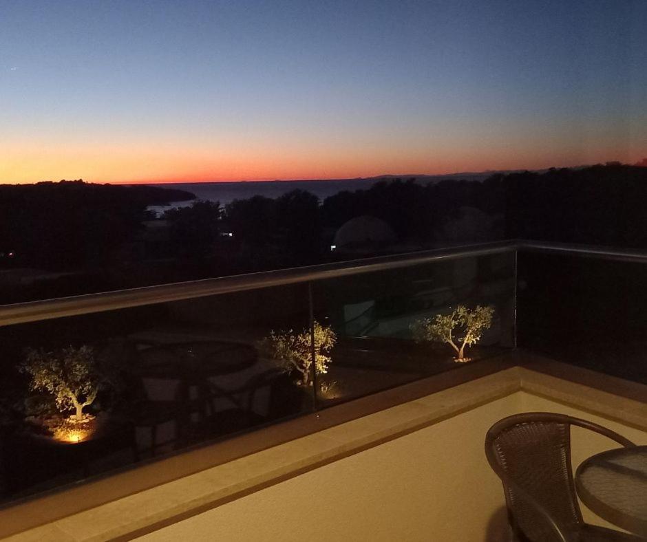Hotel Delfin Lanterna Tar-Vabriga Bagian luar foto