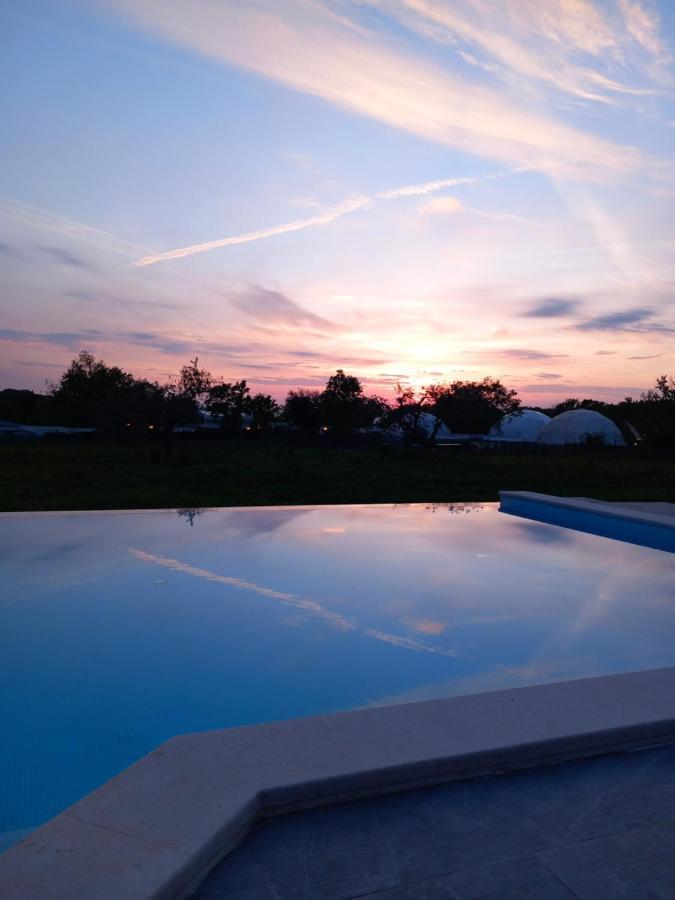 Hotel Delfin Lanterna Tar-Vabriga Bagian luar foto