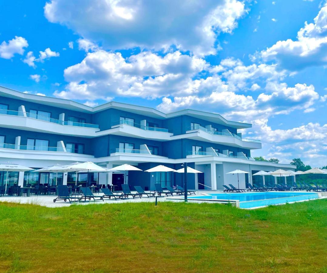 Hotel Delfin Lanterna Tar-Vabriga Bagian luar foto