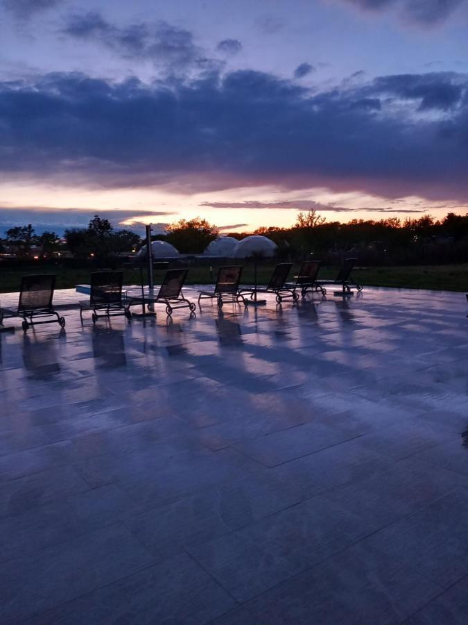 Hotel Delfin Lanterna Tar-Vabriga Bagian luar foto